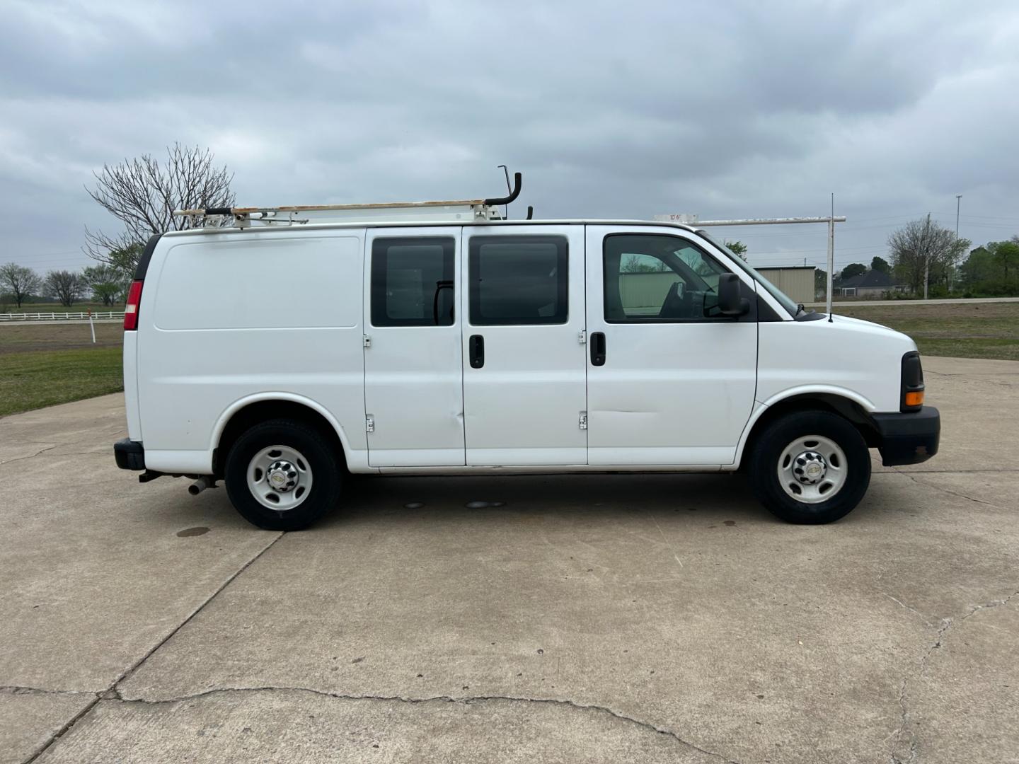 2011 White /Gray Chevrolet Express 2500 Cargo (1GCWGFCB9B1) with an 3.6L V6 DOHC 16V engine, 4-Speed Automatic transmission, located at 17760 Hwy 62, Morris, OK, 74445, (918) 733-4887, 35.609104, -95.877060 - Photo#3